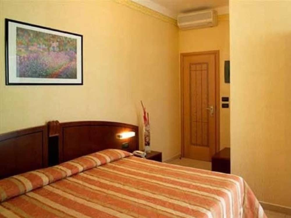 Hotel Rex Римини Екстериор снимка