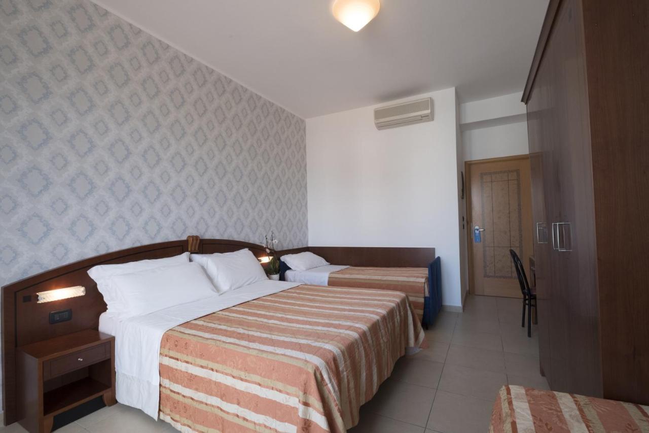 Hotel Rex Римини Екстериор снимка