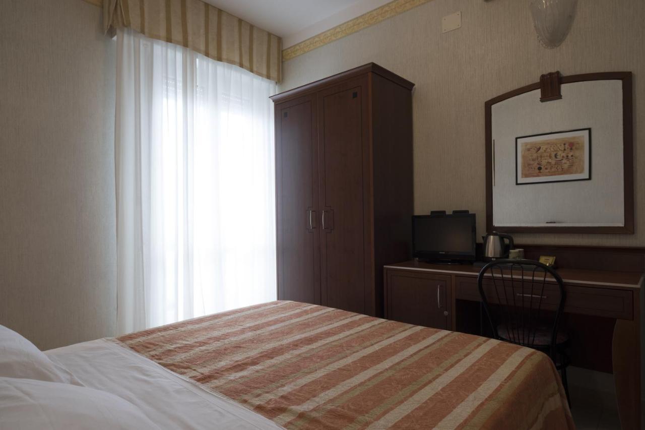 Hotel Rex Римини Екстериор снимка