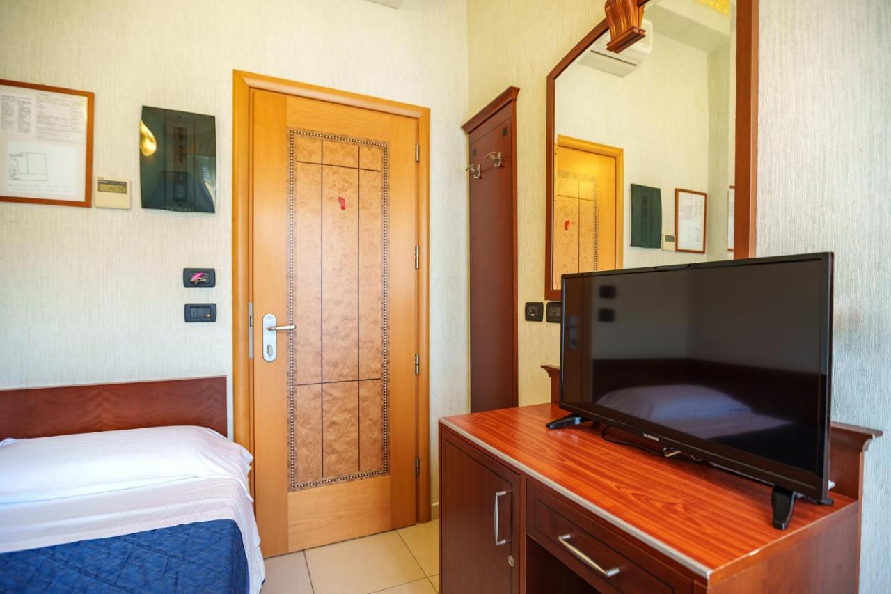 Hotel Rex Римини Екстериор снимка