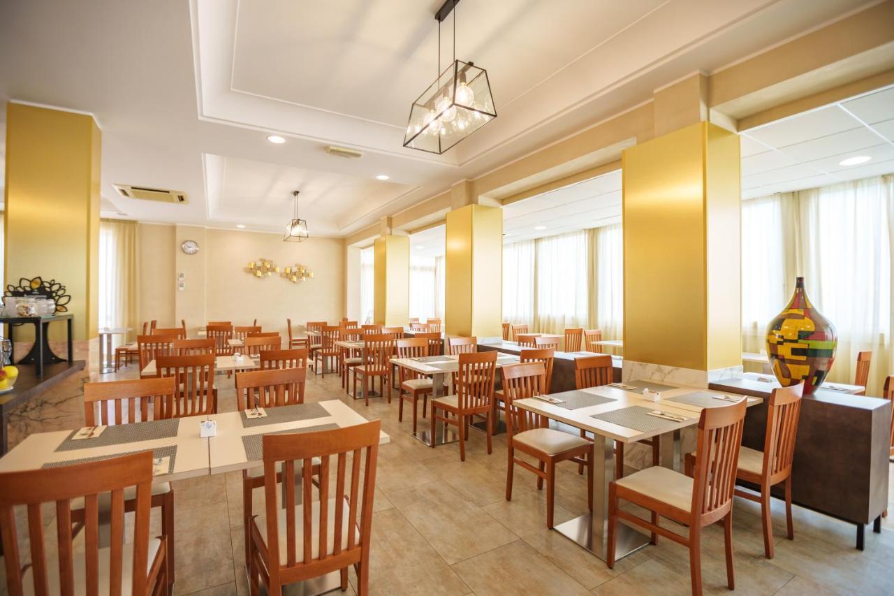 Hotel Rex Римини Екстериор снимка
