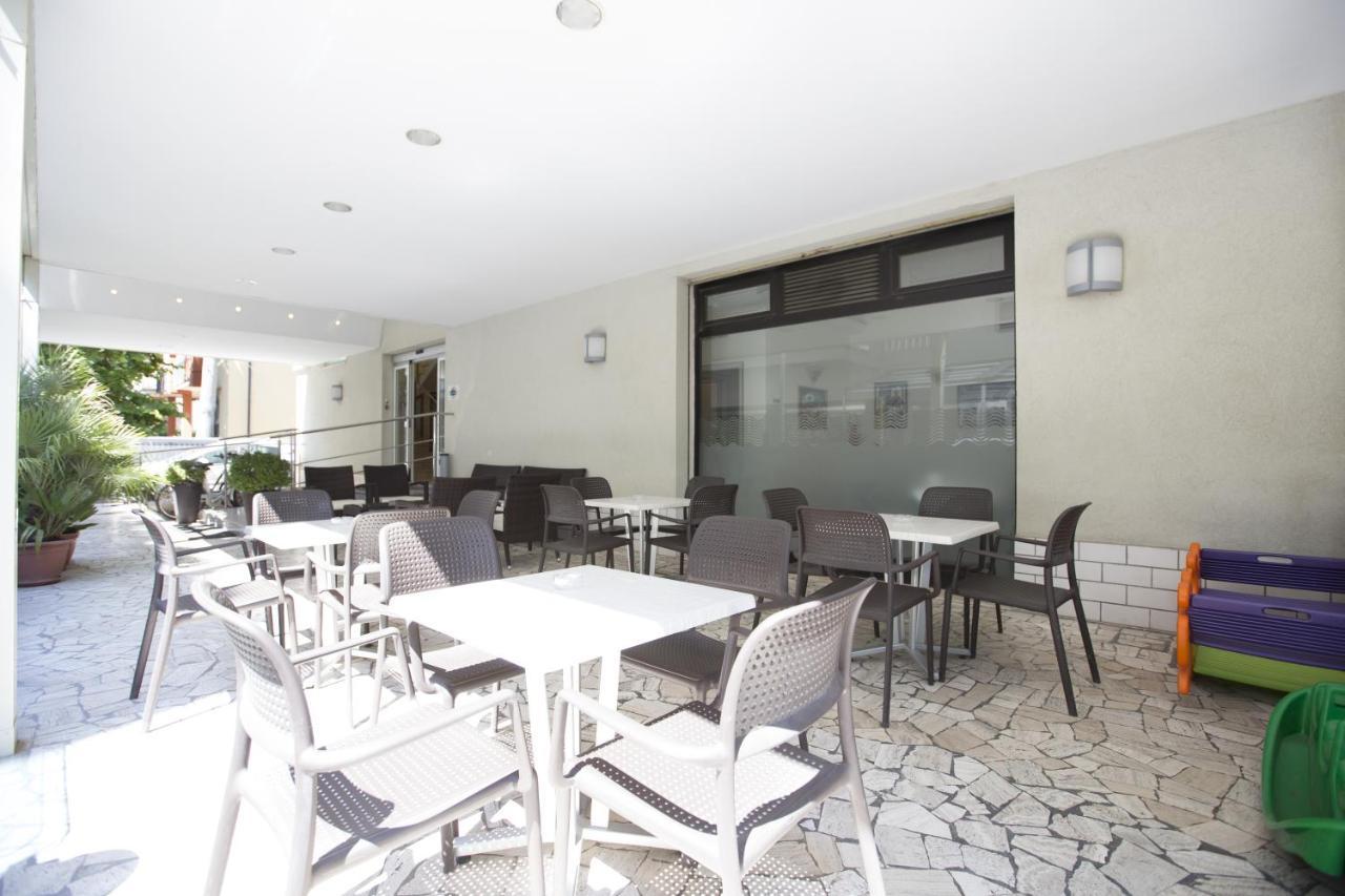 Hotel Rex Римини Екстериор снимка