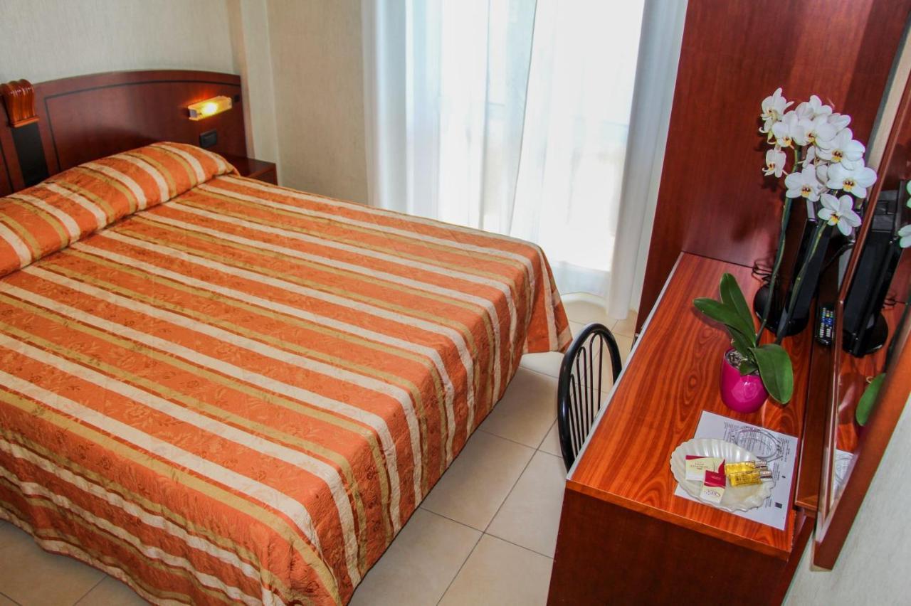 Hotel Rex Римини Екстериор снимка