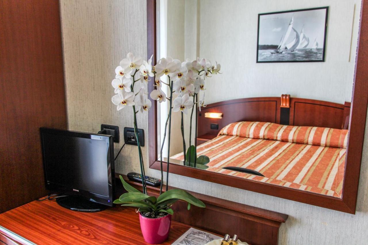 Hotel Rex Римини Екстериор снимка