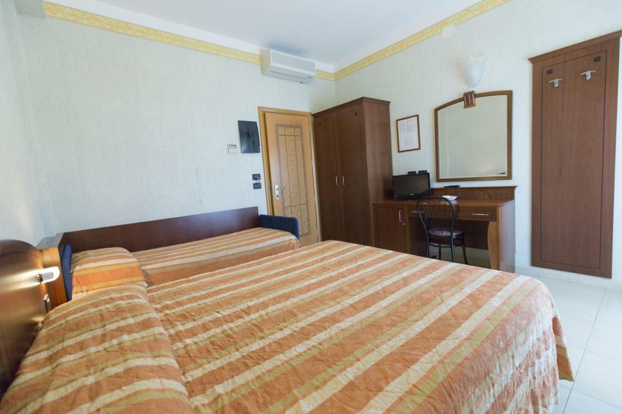 Hotel Rex Римини Екстериор снимка